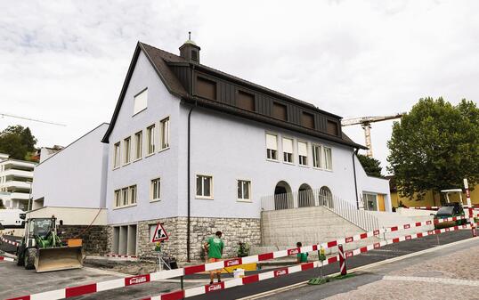 Die Aussenansicht überzeugt vor allem auch mit den drei Bögen beim Eingangsbereich.