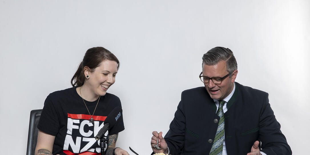 A Portion Rebel, Folge 2: Party, Palmen, Weiber und ein Bier A Portion Rebel, Folge 2: Party, Palmen, Weiber und ein Bier