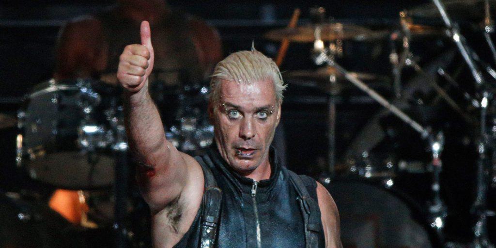 Gewonnen: Rammstein - hier Frontmann Till Lindemann - wurden vom Vorwurf der Jugendgefährdung freigesprochen. Alles nur Show, befand ein Gericht. (Archivbild) Gewonnen: Rammstein - hier Frontmann Till Lindemann - wurden vom Vorwurf der Jugendgefährdung freigesprochen. Alles nur Show, befand ein Gericht. (Archivbild)