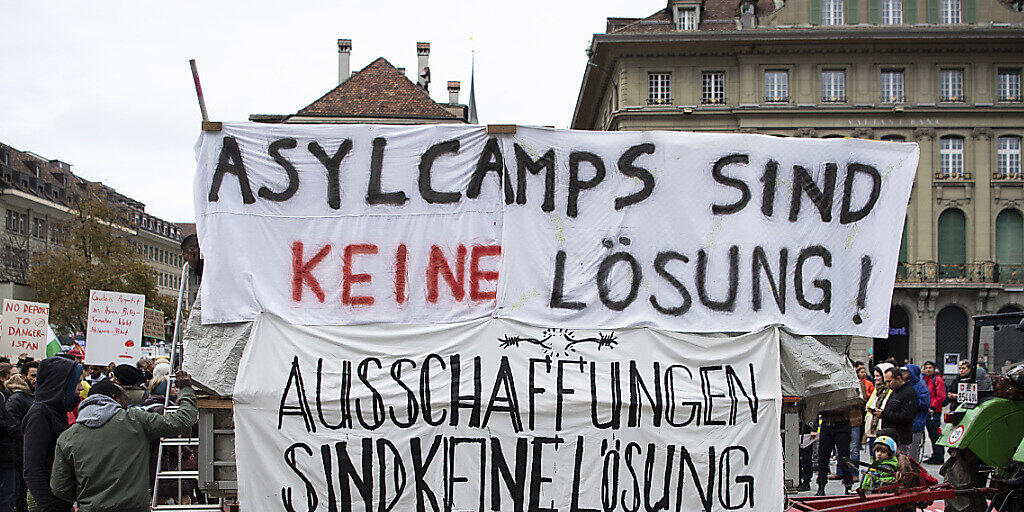 Von diesem Anhänger aus sprachen Flüchtlinge auf dem Berner Bundesplatz zu den Kundgebungsteilnehmern.