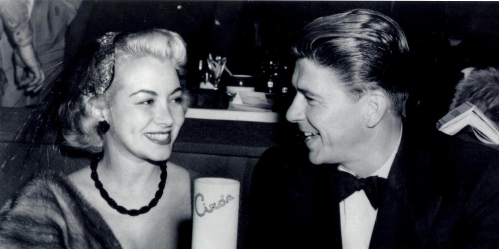 Monica Lewis mit ihrem Schauspielkollegen, dem späteren US-Präsidenten Ronald Reagan (Archiv) Monica Lewis mit ihrem Schauspielkollegen, dem späteren US-Präsidenten Ronald Reagan (Archiv)