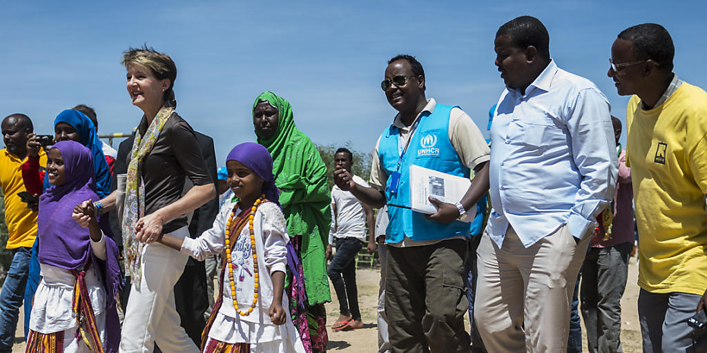 Die Schweiz stockt die Hilfsgelder für Äthiopien auf. Bundespräsidentin Simonetta Sommaruga nimmt bei einem Besuch in einem Flüchtlingslager zwei Mädchen an der Hand.