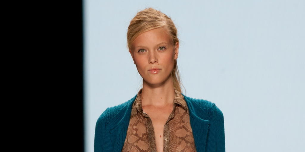 Ein Model präsentiert Kleider von Strenesse an der Fashion Week in Berlin. (Archiv)