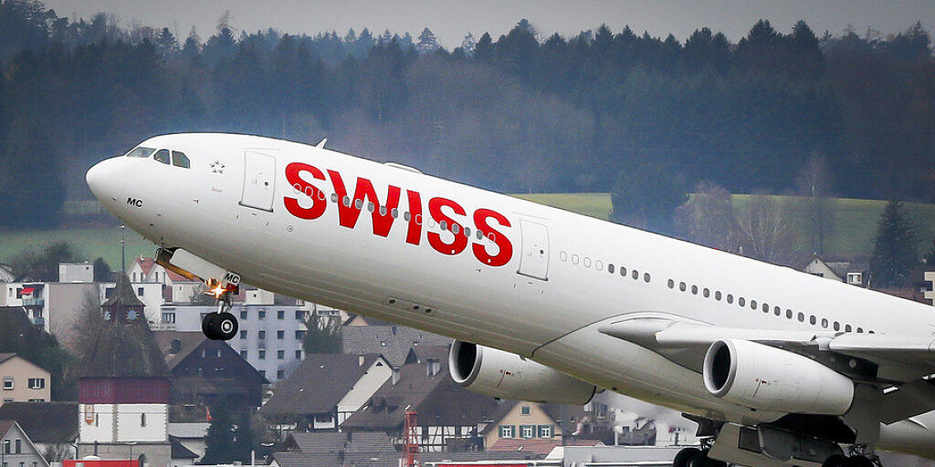 Ein Airbus 340-300 von Swiss Airlines beim Start in Zürich-Kloten. Die Fluggesellschaft erzielte 2017 einen Passagierrekord. (Archiv)
