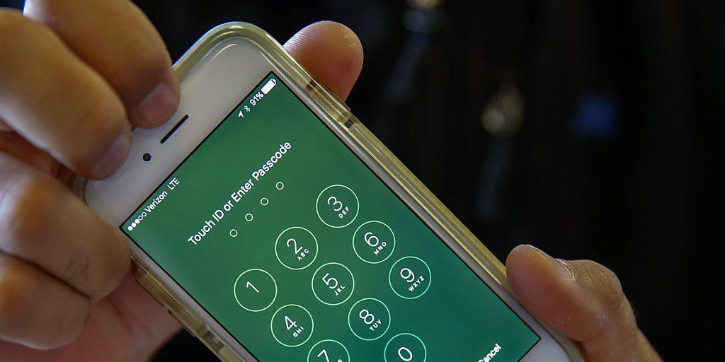 Apple warnt, für das Entsperren von iPhones wäre eine neue Software notwendig, die - einmal entwickelt - auch missbraucht werden könne.