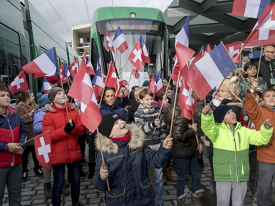 An der Grenze zwischen der Schweiz und Frankreich ist am Samstag die verlängerte Tramlinie 3 von Basel nach Saint-Louis offiziell eröffnet worden - zur Freude vieler.