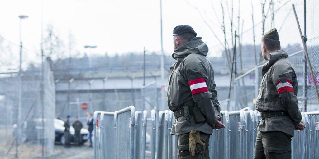 Österreichische Soldaten patrouillieren an der slowenisch-österreichischen Grenze. Österreich will künftig nur noch 80 Asylanträge pro Tag an Grenzposten akzeptieren. (Archiv)