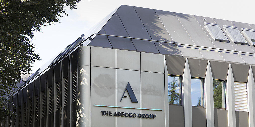 Das Temporärarbeits-Unternehmen Adecco hat im ersten Quartal einen leichten Umsatzrückgang hinnehmen müssen. Dank Sparpogramm ist es aber profitabler geworden. (Archivbild)