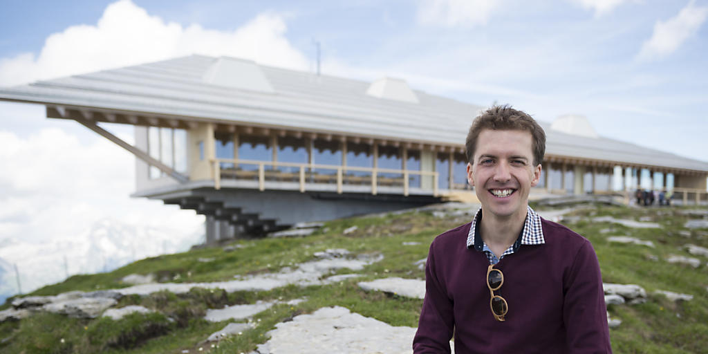 Skispringer Simon Ammann, Verwaltungsrat der Toggenburg Berbahnen AG, posiert vor dem neuen Gipfelgebaeude auf dem Chäserrugg der Architekten Herzog & De Meuron, aufgenommen am Freitag, 26. Juni 2015