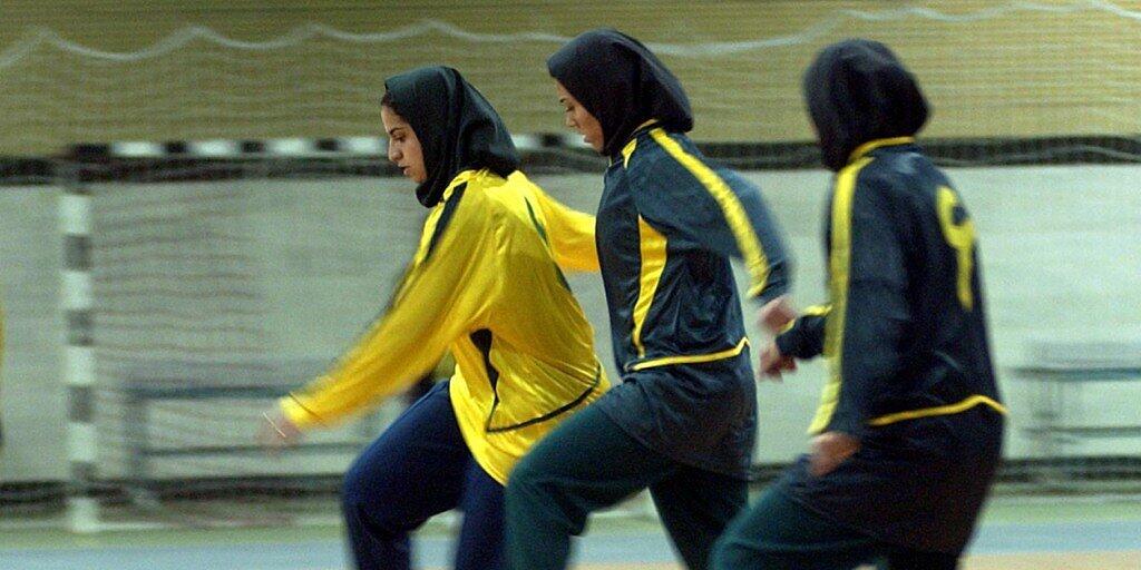 Fussballbegeisterten Frauen bleibt im Iran der Besuch von Männer-Spielen verwehrt