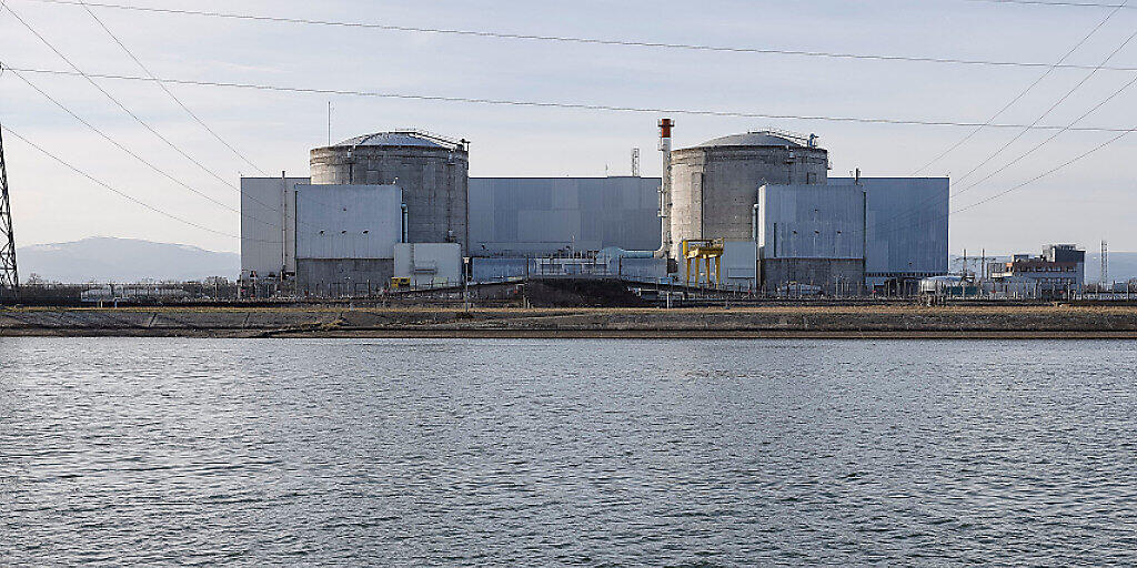 ARCHIV - Das Kernkraftwerk steht am Ufer vom Rhein. Das betriebsälteste Atomkraftwerk Frankreichs wird endgültig abgeschaltet. Foto: Jean-François Badias/AP/dpa