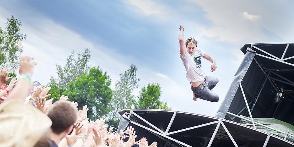 Stagediving in Lustenau: Billy Lunn von der britischen Indie-Rock-Band The Subways nimmt ein Bad in der Menge. In diesem Jahr spielt das Trio am Poolbar Festival in Feldkirch.