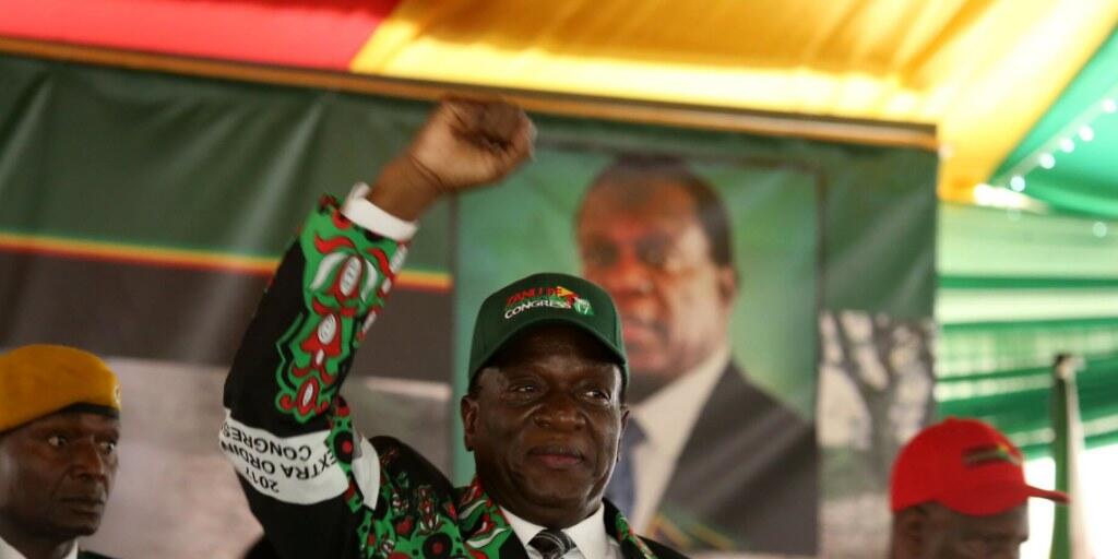 Simbabwes neuer Präsident Emmerson Mnangagwas hat in einer Rede vor dem ausserordentlichen Kongress seiner Partei mit der Ära Mugabe abgeschlossen.  Seine brutalen Methoden als langjähriger Minister unter Mugabe hatten ihm den Spitznamen "Krokodil" eingebracht.  (EPA/AARON UFUMELI)