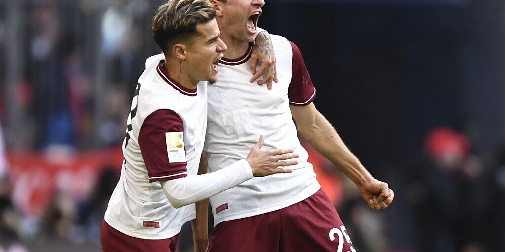 Ungewohnte Trikots, gewohnte Pose: Thomas Müller jubelt mit seinem Bayern-Teamkollegen Coutinho