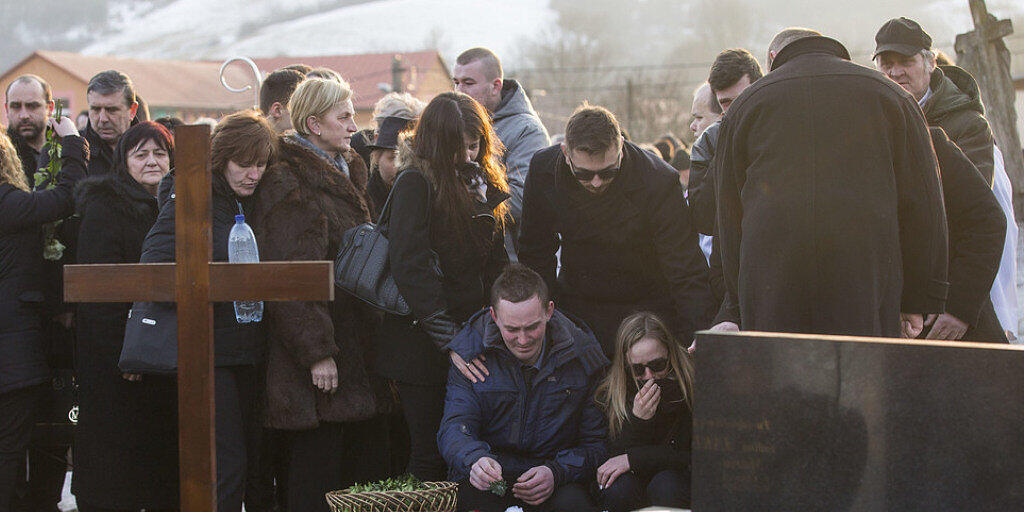 Verwandet und Freunde am Samstag am Grab von Jan Kuciak in Stiavnik.