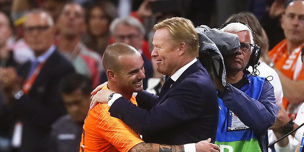 Wesley Sneijder und Elftal-Coach Ronald Koeman feiern gemeinsam