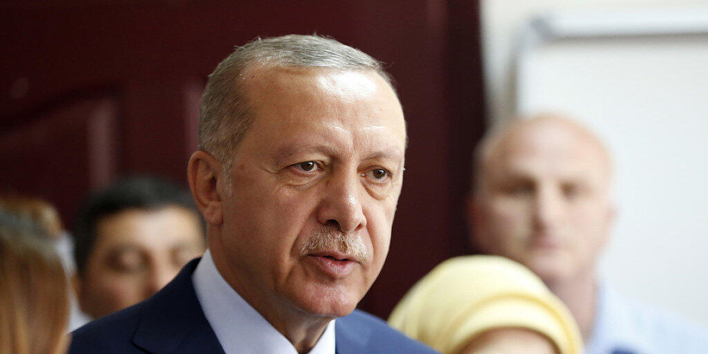 Recep Tayyip Erdogan am Sonntagmittag in einem Wahllokal in Istanbul.