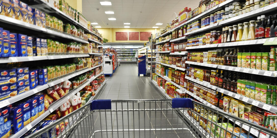 Einkaufswagen im Supermarkt Einkaufswagen im Supermarkt