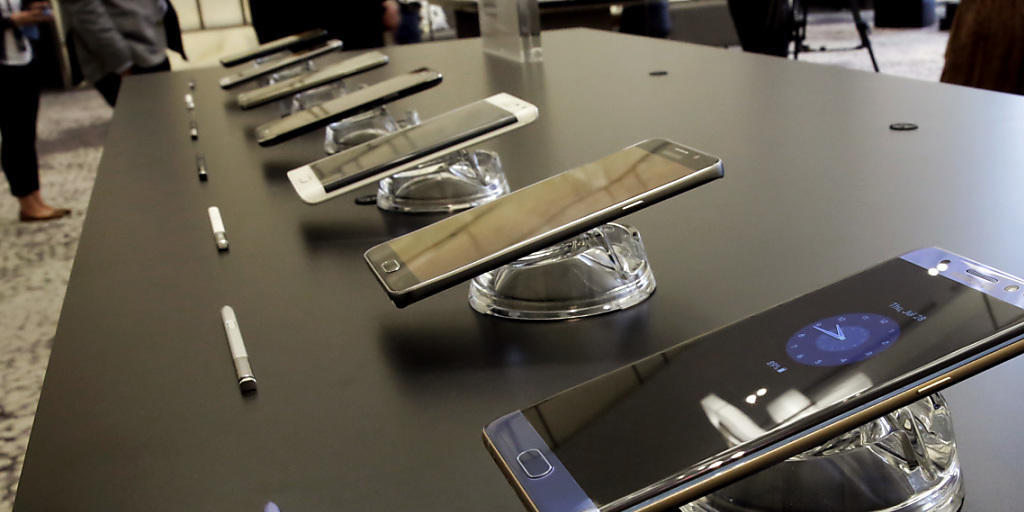 Wieder hat ein Fall eines angeblich explodierten Samsung-Smartphones für Schlagzeilen gesorgt. Dieses Mal wurde in den USA ein Flugzeug evakuiert. (Symbolbild) Wieder hat ein Fall eines angeblich explodierten Samsung-Smartphones für Schlagzeilen gesorgt. Dieses Mal wurde in den USA ein Flugzeug evakuiert. (Symbolbild)