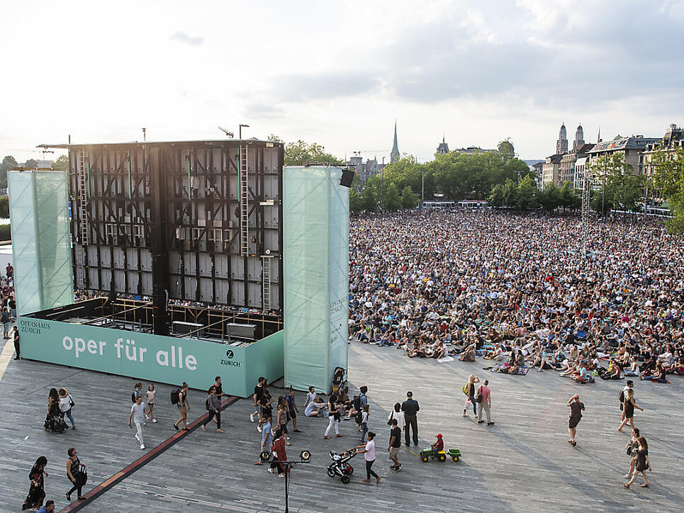Die Freiluftveranstaltung "Oper für alle" lockte am Samstag über 14&lsquo;000 Personen auf den Sechseläutenplatz in Zürich.