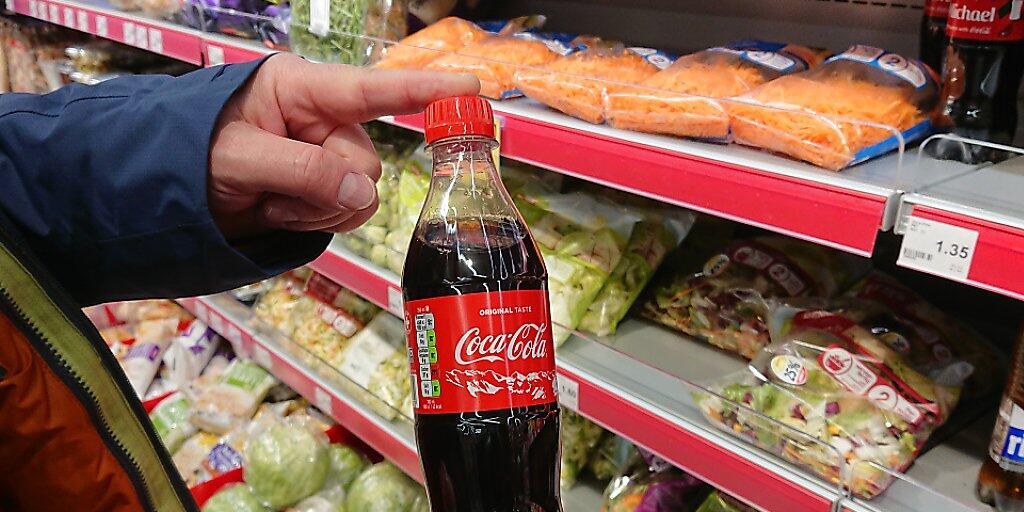 Bei Coca-Cola steckt in der Schweiz bald weniger in der Flasche.