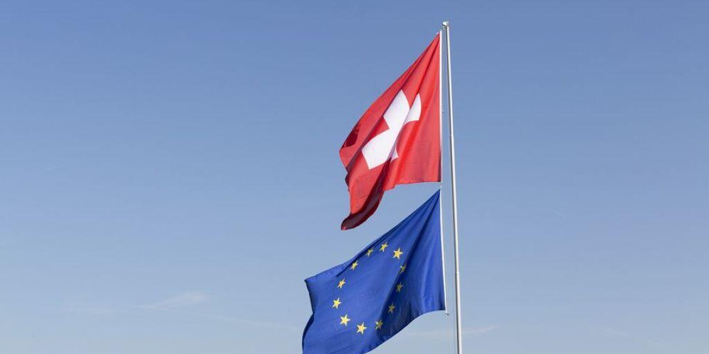 2,65 der knapp über 7 Millionen Einwohner in der Schweiz haben ausländische Wurzeln, das sind 37,2 Prozent. Die Zunahme von 45'000 Personen im Jahr 2017 geht zum überwiegenden Teil auf das Konto von Personen aus dem EU28/EFTA-Raum. (Archivbild) 2,65 der knapp über 7 Millionen Einwohner in der Schweiz haben ausländische Wurzeln, das sind 37,2 Prozent. Die Zunahme von 45'000 Personen im Jahr 2017 geht zum überwiegenden Teil auf das Konto von Personen aus dem EU28/EFTA-Raum. (Archivbild)