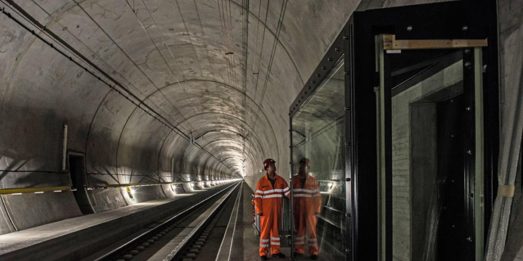 Das Tunnelfenster in der Weströhre des Gotthard-Basistunnels befindet sich bei Amsteg. Dort können Gäste hinter Glas die mit bis zu Tempo 200 vorbeibrausenden Züge beobachten.