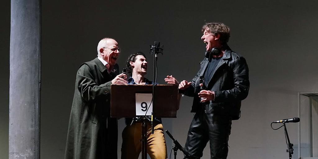 Einige wenige Requisiten genügen und aus "Fräulein Stark", der Romanvorlage von Thomas Hürlimann, wird ein unterhaltsames Hörstück. Premiere war am Freitagabend in St. Gallen.
