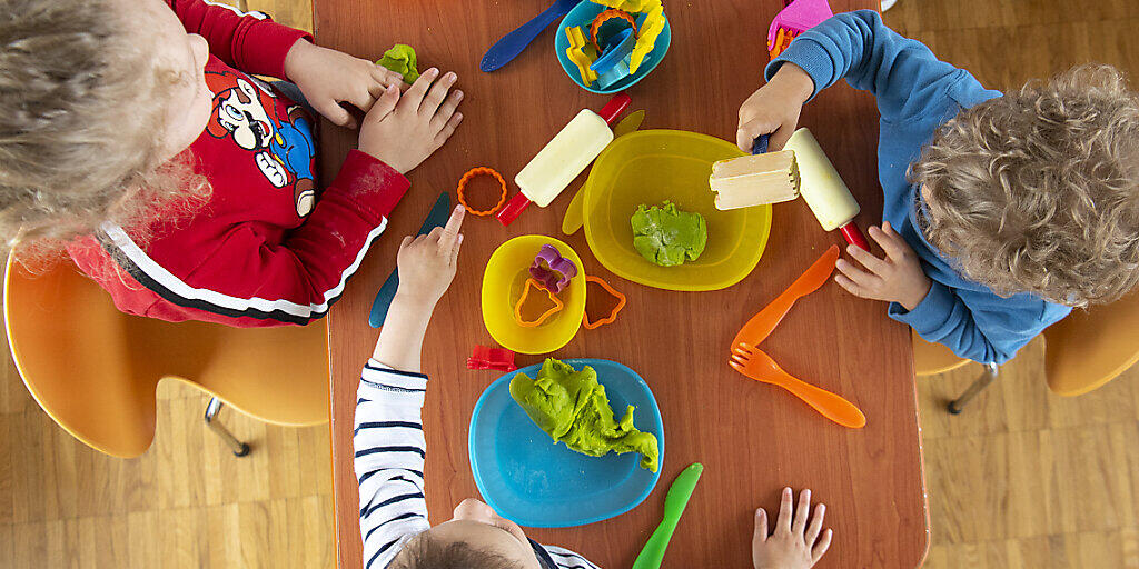 Der Schulhort Dorf/Feld in Kloten ist wegen der Corona-Erkrankung einer Mitarbeiterin geschlossen. 80 Kinder müssen vorsichtshalber in Quarantäne. (Symbolbild)