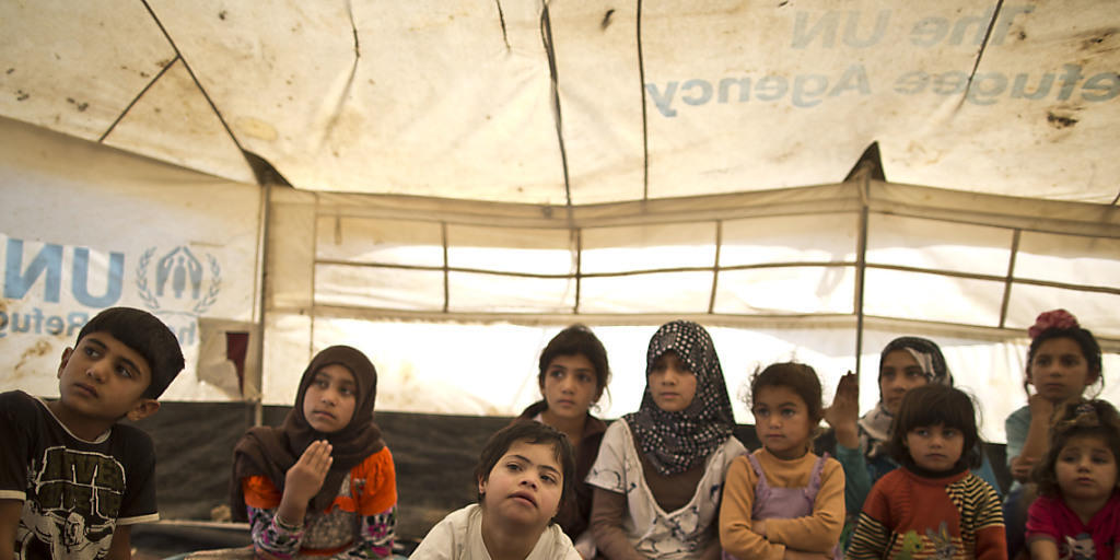 Syrische Flüchtlingskinder erhalten in Jordanien Schulunterricht in einem Zelt. (Archiv)