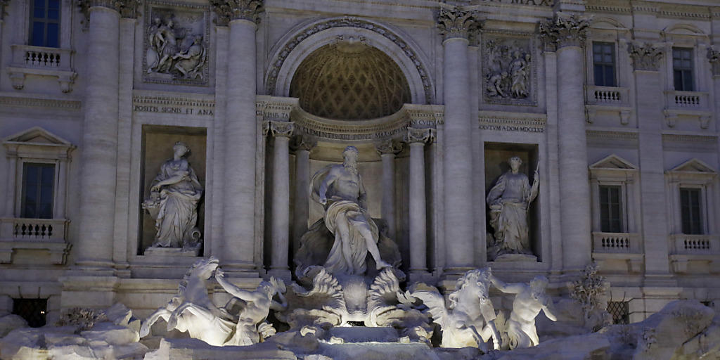 Letztes Jahr haben Touristen Gl&uuml;cksm&uuml;nzen im Wert von 1,4 Millionen Euro in den Trevi Brunnen geworfen. Die Caritas freut's. (Archivbild)