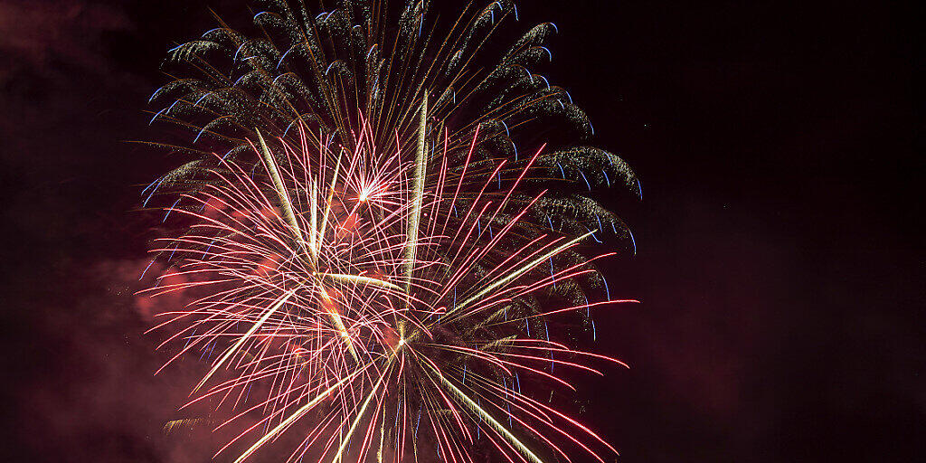 Feuerwerk über dem Rhein in Basel am Vorabend des Nationalfeiertags. Feuerwerk über dem Rhein in Basel am Vorabend des Nationalfeiertags.