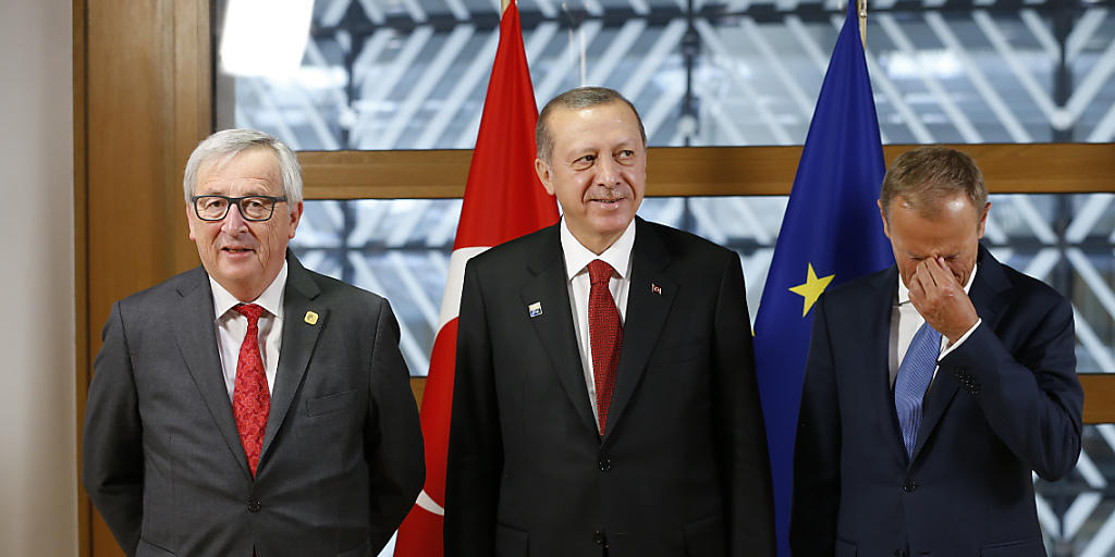Der türkische Präsident Recep Tayyip Erdogan (M) mit seinen EU-Gesprächspartnern Donald Tusk (r) und Jean-Claude Juncker
