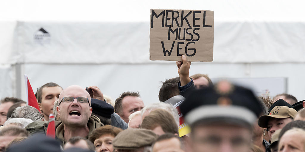 Die zur Feier zum Tag der deutschen Einheit geladenen Politiker wurden in Dresden mit Beschimpfungen und aggressiver Stimmung empfangen. Die zur Feier zum Tag der deutschen Einheit geladenen Politiker wurden in Dresden mit Beschimpfungen und aggressiver Stimmung empfangen.