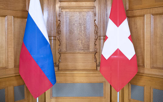 Fahnen der Schweiz und Russlands im Bundeshaus. (Archivbild)