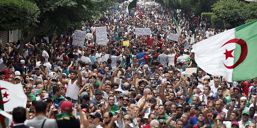Die Demonstranten in Algerien forderten den Rücktritt von Armeechef Ahmed Gaïd Salah. Zudem verlangen sie vor Wahlen demokratische Reformen sowie ein Ende des seit Jahrzehnten bestehenden Machtapparats.