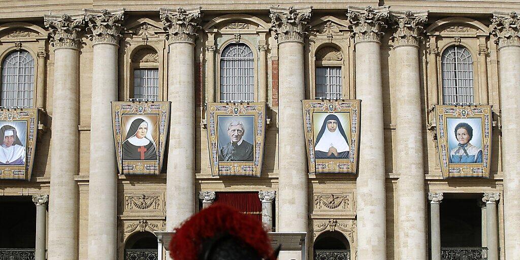 Porträts der fünf Menschen, die am Sonntag heilig gesprochen werden, an der Fassade des Petersdoms. Ganz rechts ist Marguerite Bays zu sehen.
