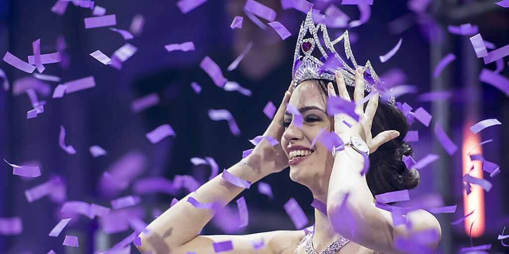 Die neue Miss Schweiz Jastina Doreen Riederer nimmt am Samstagabend stolz ihre neue Krone entgegen.
