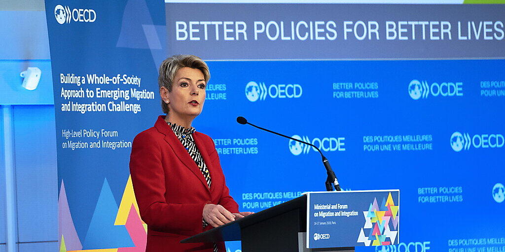 Bundesrätin Karin Keller-Sutter spricht an der zweitägigen Ministerkonferenz der OECD in Paris zum Thema Migration und Integration.