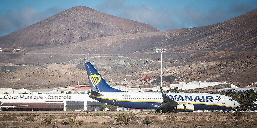 Ein Flugzeug der irischen Billigairline Ryanair am Flughafen auf der spanischen Insel Lanzarote. (Archivbild)