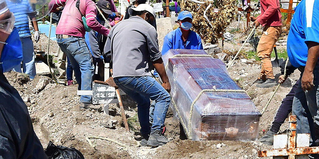 In Mexiko sterben immer mehr Menschen an den Folgen einer Coronavirus-Infektion. In Mexiko sterben immer mehr Menschen an den Folgen einer Coronavirus-Infektion.