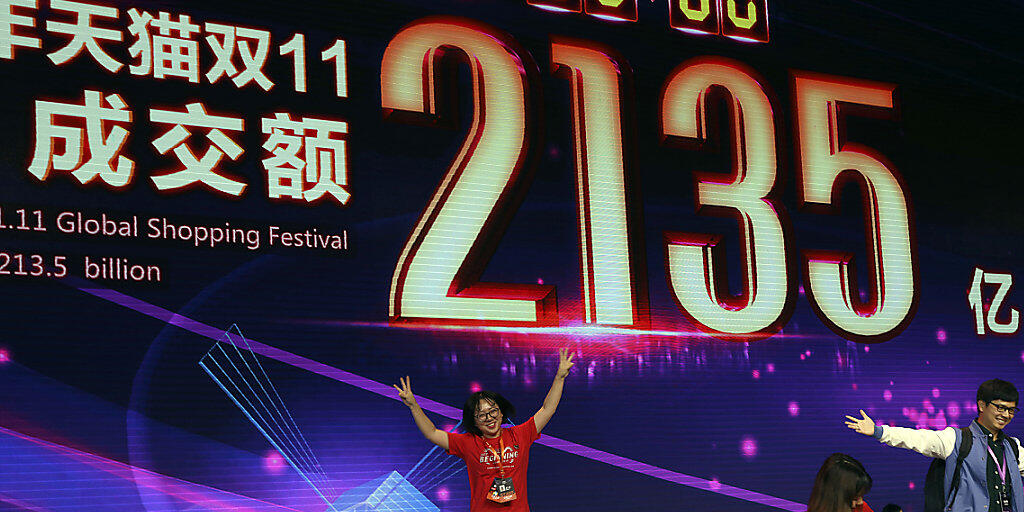 Online-Schnäppchen Jagd: Alibaba Mitarbeiter feiern am 11. November in Shanghai den Rekordumsatz am diesjährigen Single's Day von 213,5 Milliarden RMB, was rund 31 Milliarden Dollar entspricht.