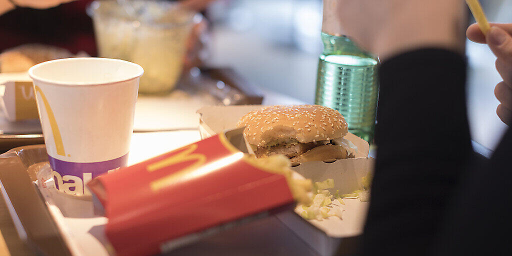 Das Geschäft der weltgrössten Fast-Food-Gruppe McDonald's leidet unter der Coronakrise. Im März sind deutlich weniger Burger und Fritten verkauft worden.(Archivbild) Das Geschäft der weltgrössten Fast-Food-Gruppe McDonald's leidet unter der Coronakrise. Im März sind deutlich weniger Burger und Fritten verkauft worden.(Archivbild)