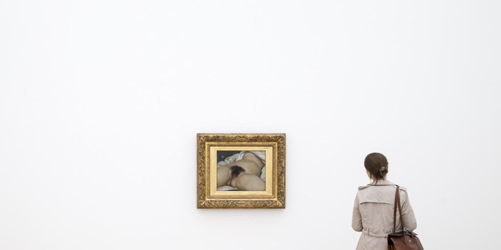 Eine Frau betrachtet Gustave Courbets Gemälde "L'Origine du monde" in der Fondation Beyeler in Riehen. (Archiv) Eine Frau betrachtet Gustave Courbets Gemälde "L'Origine du monde" in der Fondation Beyeler in Riehen. (Archiv)