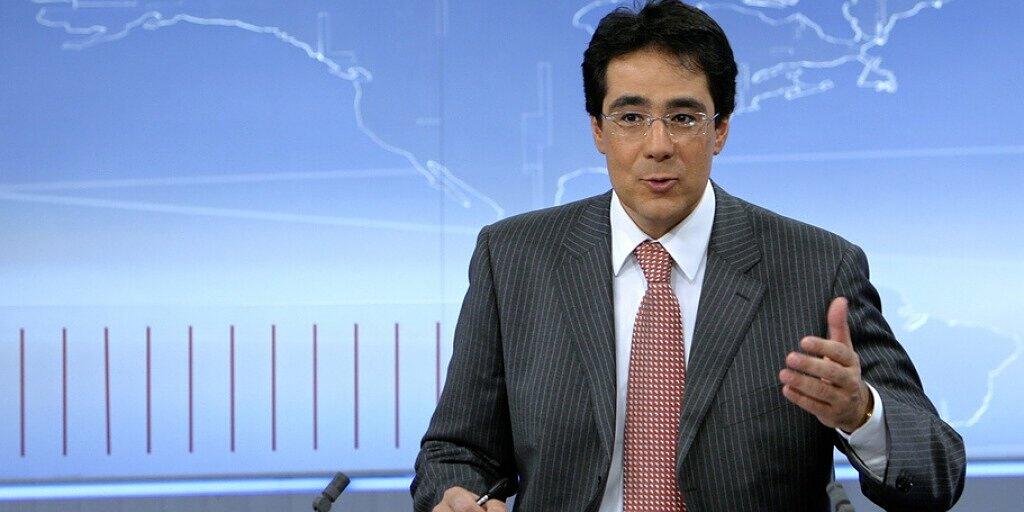 Der ehemalige Star des Westschweizer Fernsehens RTS, Darius Rochebin, weist die Vorwürfe zurück und verklagt "Le Temps". (Archivbild)