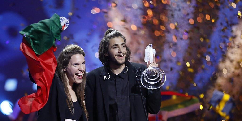 Salvador Sobral und seine Schwester Luisa, die den Gewinner-Song schrieb, stehen nach dem Sieg für Portugal gemeinsam auf der ESC-Bühne in Kiew.