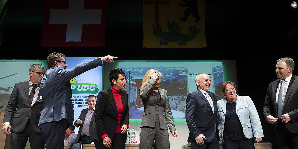 Parteipräsident Albert Rösti zeigt den Weg. Die Parteileitung der SVP Schweiz an der Delegiertenversammlung in Gossau (SG). Parteipräsident Albert Rösti zeigt den Weg. Die Parteileitung der SVP Schweiz an der Delegiertenversammlung in Gossau (SG).