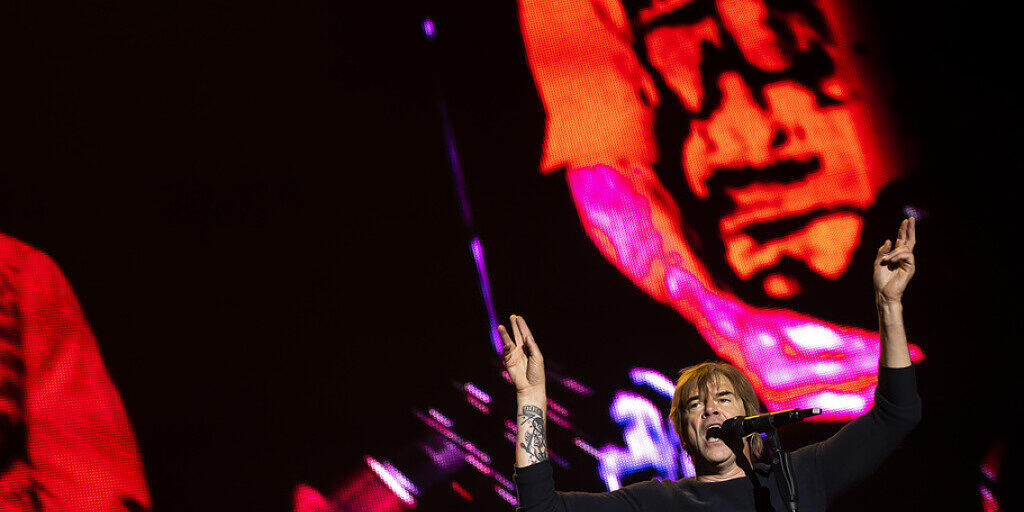 Die Toten Hosen lassen ihre Gitarrenverstärker zu Hause und bringen dafür 16 weitere Musiker mit, wenn sie im kommenden Sommer im Hallenstadion und in Avenches auf die Bühne steigen werden. (Archivbild)