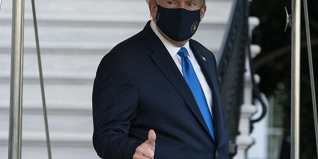 dpatopbilder - Donald Trump, Präsident der USA, verlässt das Weiße Haus. Nach seiner Infektion mit dem Coronavirus wird Trump ins Walter-Reed-Militärkrankenhaus gebracht. Foto: Alex Brandon/AP/dpa