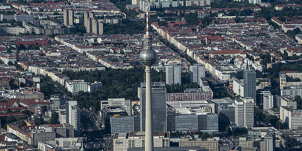 Das Geschäftsklima hat in Deutschland hat sich überraschend eingetrübt: der Alexanderplatz in Berlin aus der Vogelperspektive (Archivbild).
